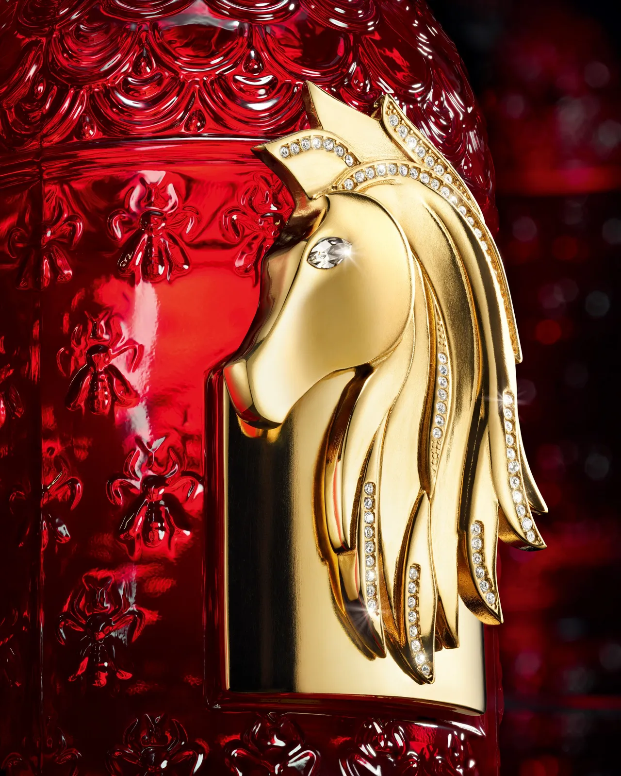 24K镀金工艺勾勒出骏马昂首奔驰的神采，并由工匠手工镶嵌施华洛世奇水晶。品牌提供