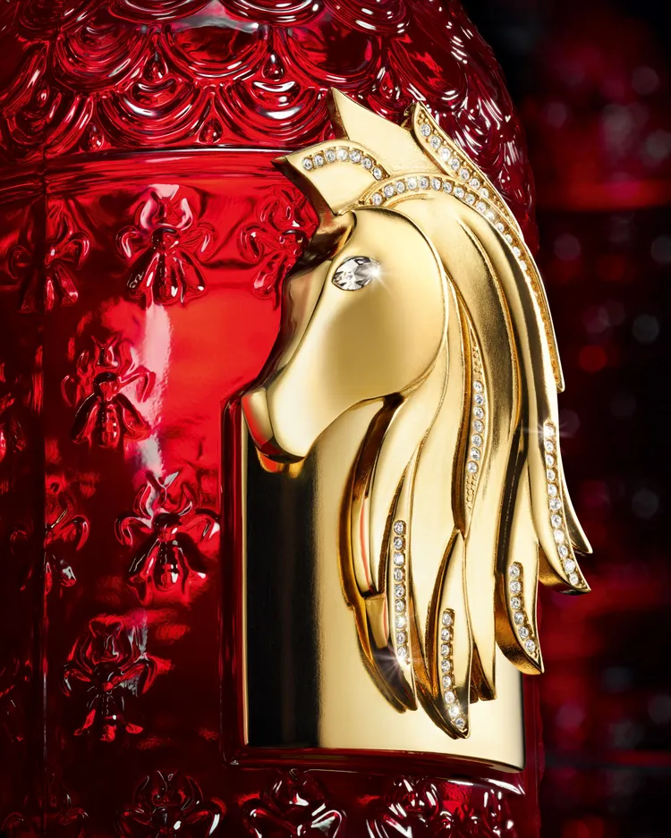 24K鍍金工藝勾勒出駿馬昂首奔馳的神采，並由工匠手工鑲嵌施華洛世奇水晶。品牌提供