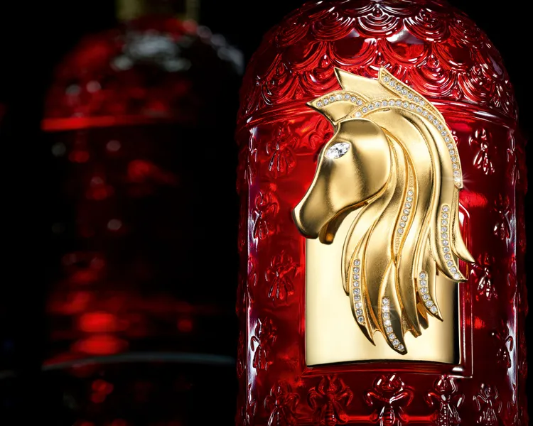 嬌蘭摯紅幸運淡香精奢鑽金馬蜂印瓶，1萬9500元。品牌提供