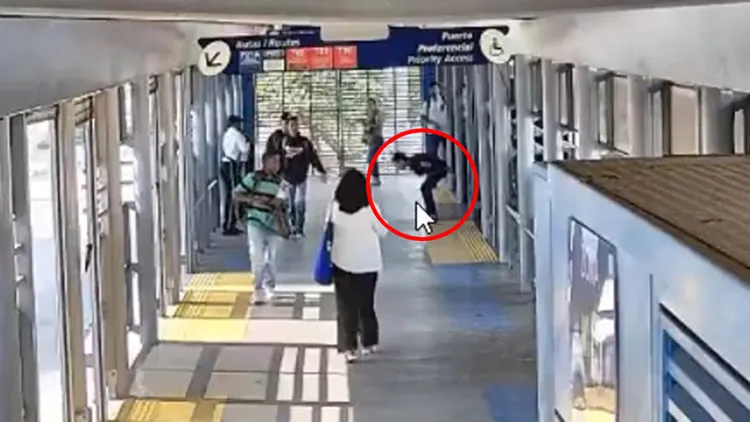 一名公車乘客（紅圈處）因為座位與另一名男子起衝突，結果被刺傷腹部後送醫不治。翻攝自X