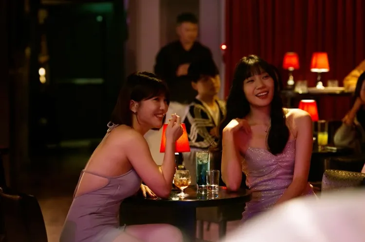 啦啦隊女神「壯壯」（左）也來客串。六魚文創提供