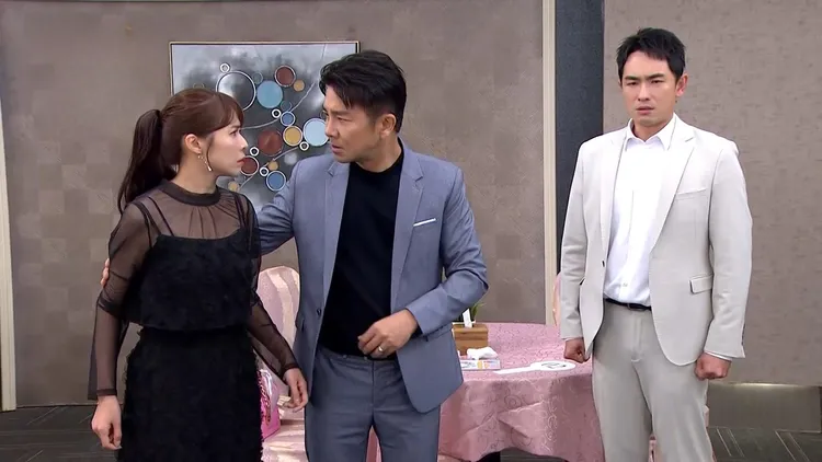 林萱渝（左）為了戀愛和爸爸謝承均（左二）大吵。三立提供