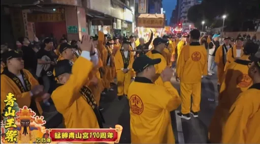 青山王寵粉名場面！最後一秒抵達老松國小　聽到孩子唱生日快樂歌暖心回應震兩下