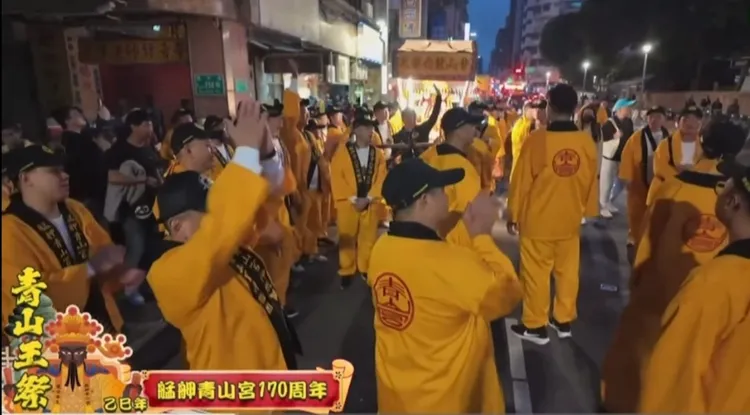 青山王宠粉名场面！最后一秒抵达老松国小　听到孩子唱生日快乐歌暖心回应震两下