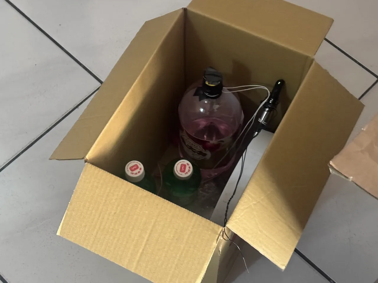 王男落网后供称其有军中爆破背景，制作爆裂物的技术也是当时所学。翻摄画面