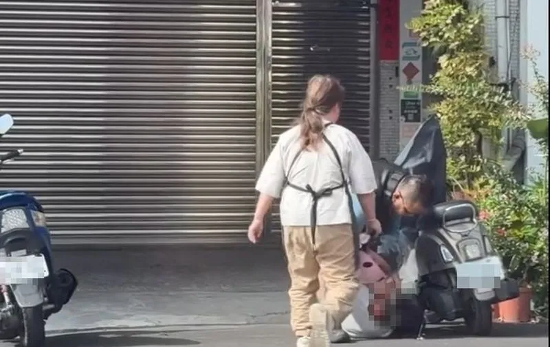 热心路人协助制伏少年。民众提供