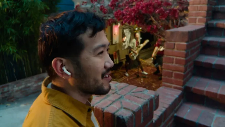 Apple释出AirPods Pro 3与AirPods Pro 2全新韧体更新，更新时点紧贴iOS 26.2上线前夕，实际改动内容仍有待官方进一步说明。翻摄苹果官网