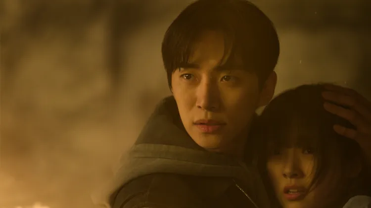 李俊昊（左）預告中闖入火場，拯救女友金慧峻。Netflix提供