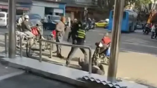 中国城管狠推杀老人　官方急卸责：只是临时工已停职调查