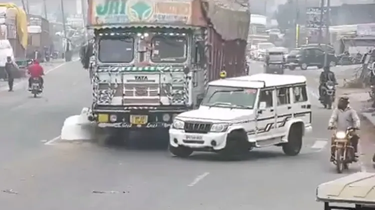 休旅車司機從外側車道大迴轉，還不理會內側車道大卡車駛來，逼得大卡車擦撞中央分隔島後翻車。翻攝自YouTube