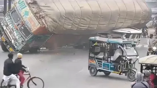 影片｜外車道硬要大迴轉　小車司機捍逼大車「被壓扁慘死」