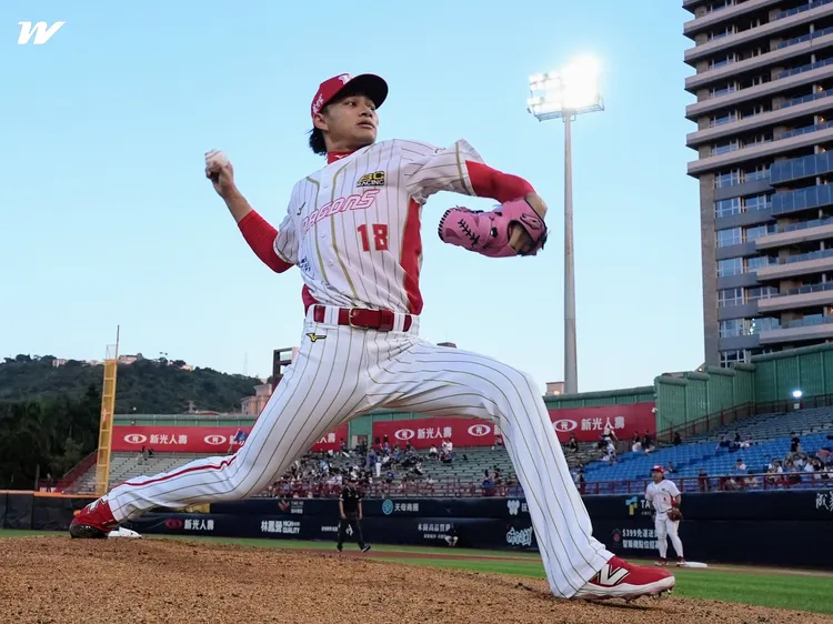 徐若熙将以高薪加盟软银。   翻摄味全龙FB