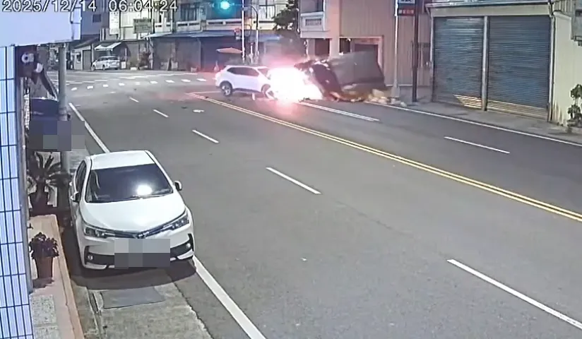 云林斗南今清晨6时许发生2死2伤惨烈车祸。翻摄画面