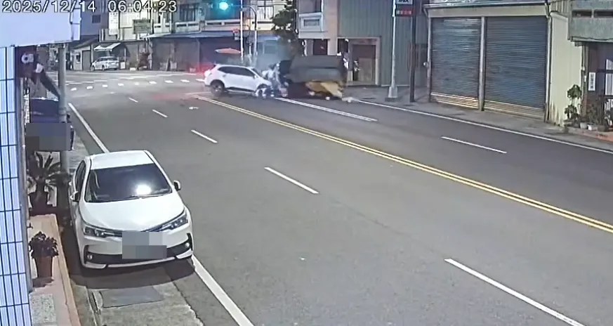 云林斗南今清晨6时许发生2死2伤惨烈车祸。翻摄画面