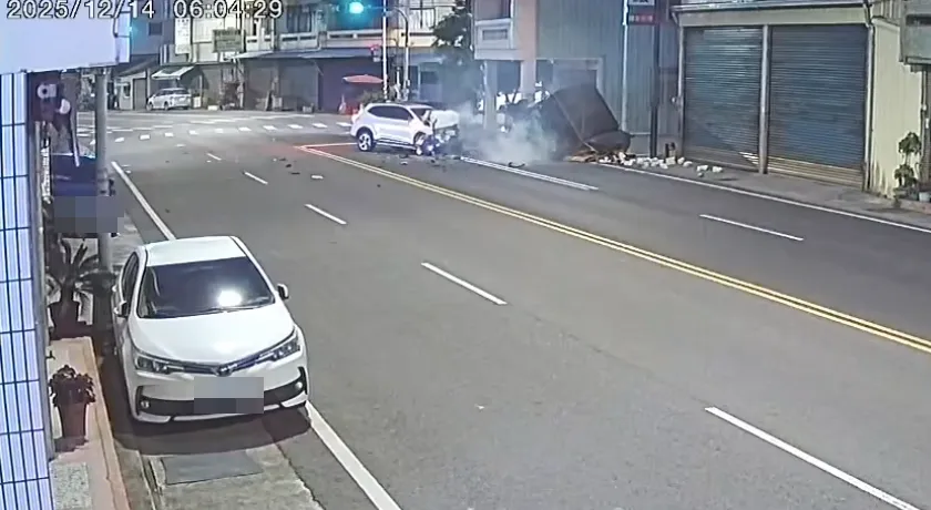 云林斗南今清晨6时许发生2死2伤惨烈车祸。翻摄画面