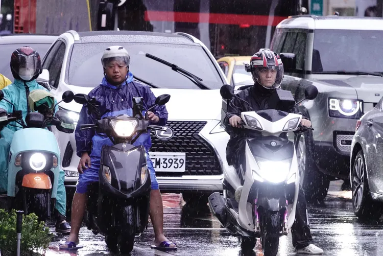 週五、週六東北季風減弱，但受到南方水氣影響，全台都有降雨機率。莊宗達攝