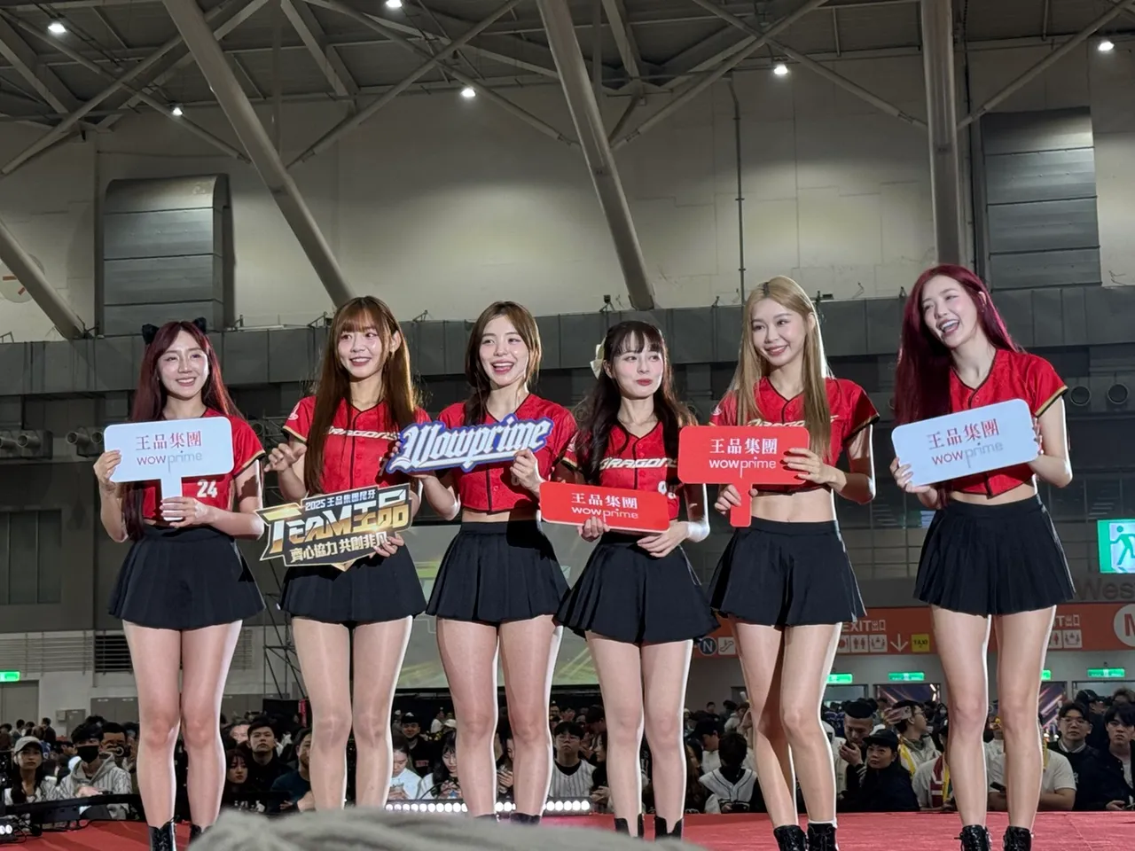 王品尾牙邀请味全龙小龙女李多慧，带著啦啦队成员高唱TEAM王品应援曲热血开场。王品集团提供