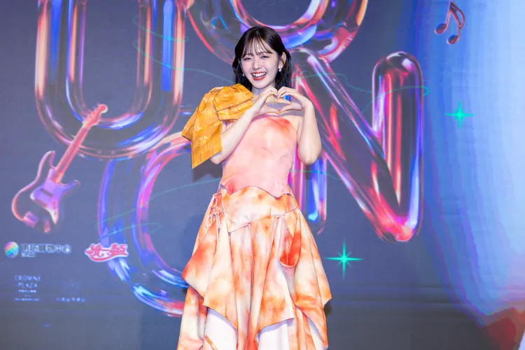 鈴木愛理來台擲筊祈求明年事業順利。COME ON JKSSP提供