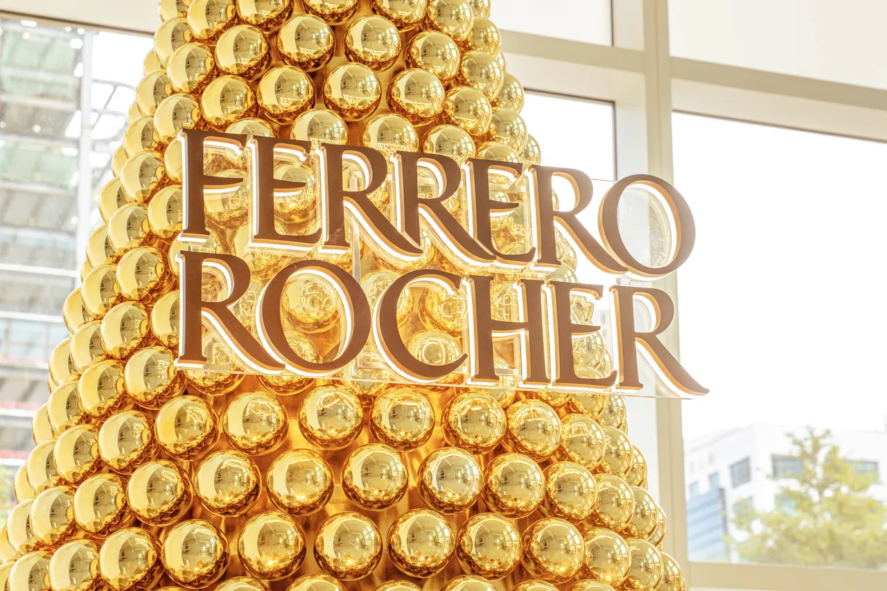 Ferrero Rocher费列罗金莎，于台北101办公大楼一楼大厅，打造巨型金莎圣诞树︒业者提供