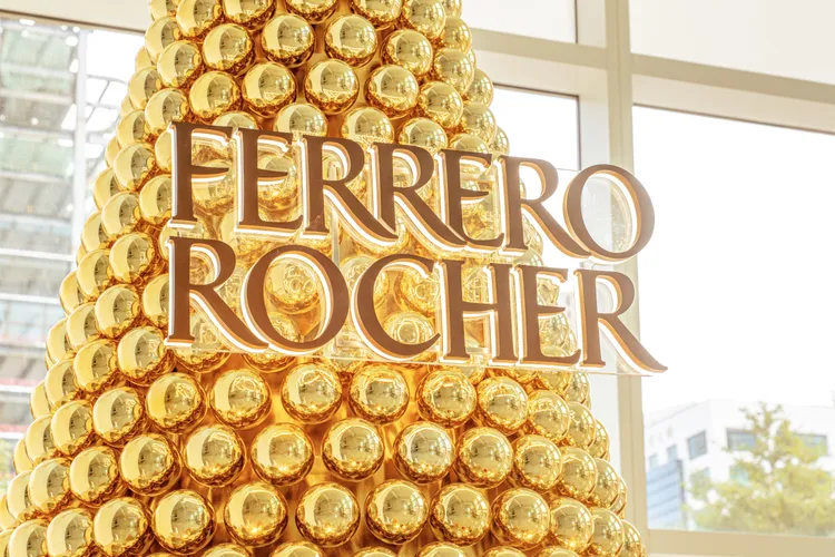 Ferrero Rocher費列羅金莎，於台北101辦公大樓一樓大廳，打造巨型金莎聖誕樹︒業者提供