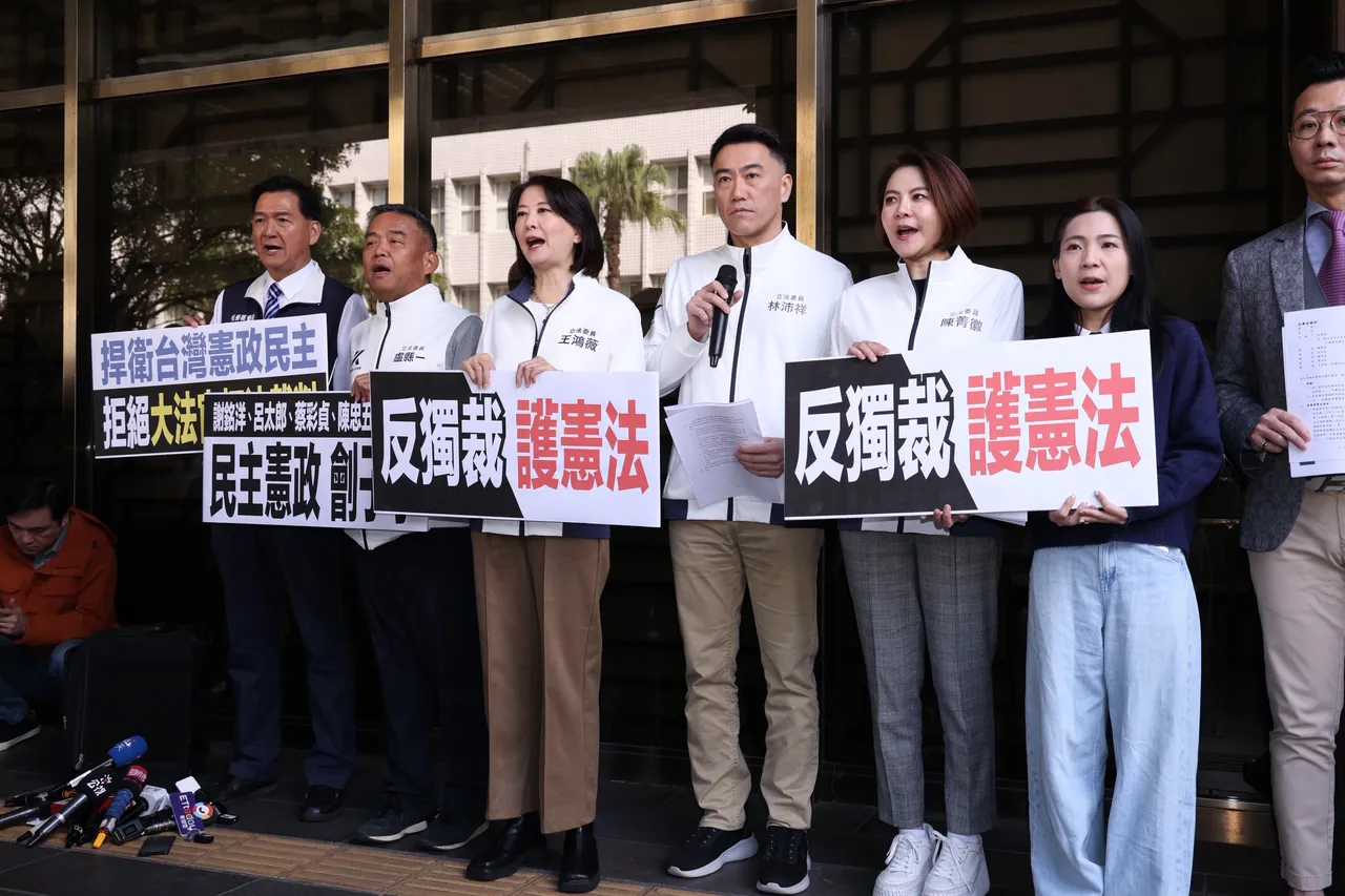 国民党团今（22）日正式赴台北地检署，对大法官谢铭洋、吕太郎、蔡彩贞、陈忠五、尤伯祥提出枉法裁判罪告诉。庄宗达摄