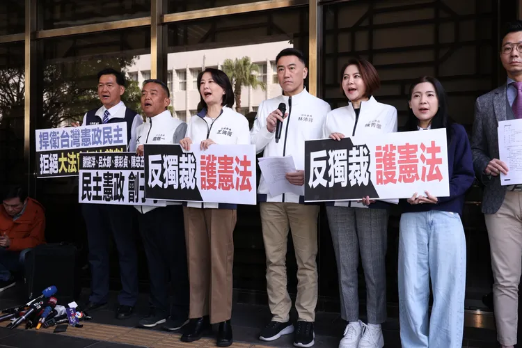 國民黨團今（22）日正式赴台北地檢署，對大法官謝銘洋、呂太郎、蔡彩貞、陳忠五、尤伯祥提出枉法裁判罪告訴。莊宗達攝