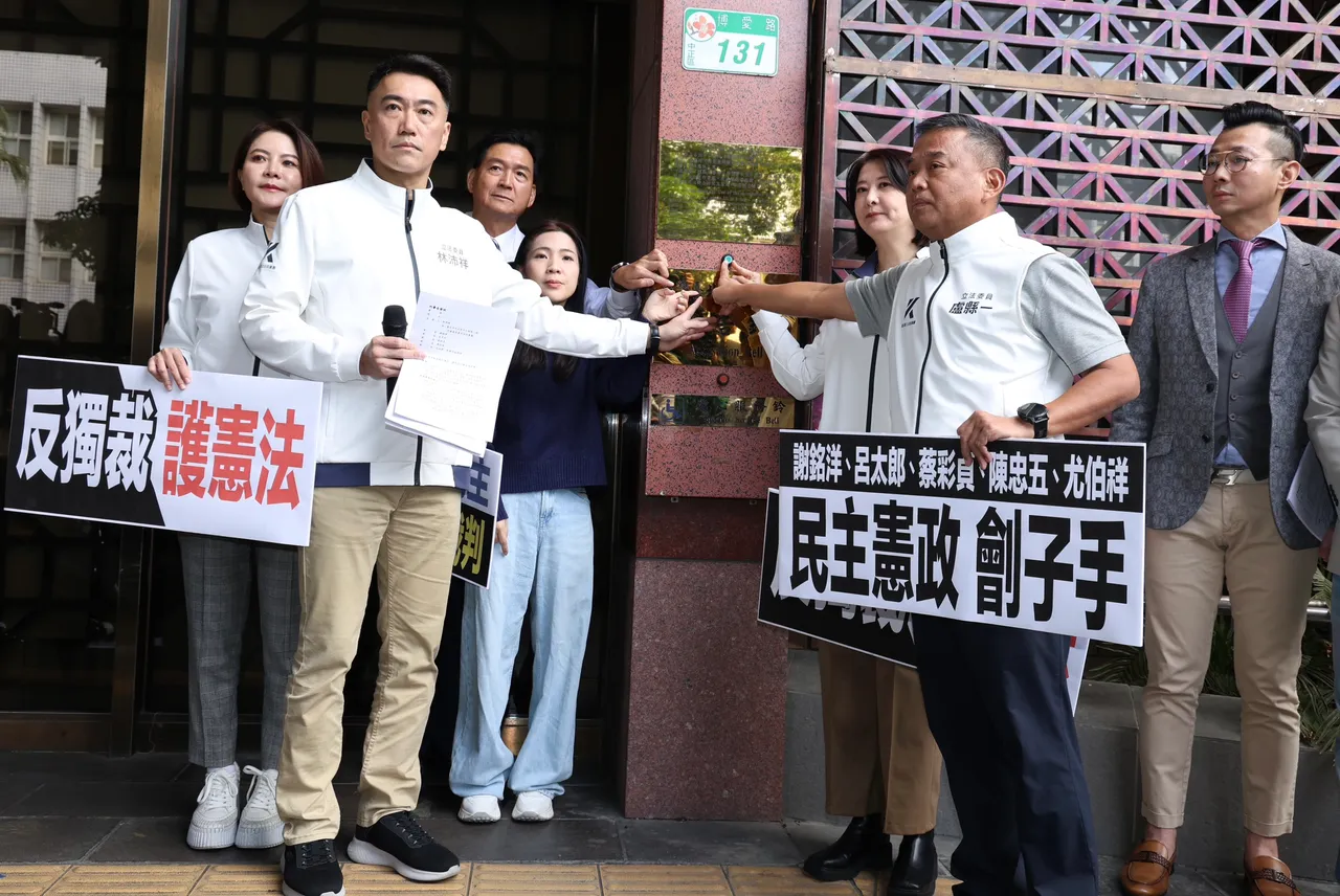 国民党团今（22）日正式赴台北地检署，对大法官谢铭洋、吕太郎、蔡彩贞、陈忠五、尤伯祥提出枉法裁判罪告诉。庄宗达摄