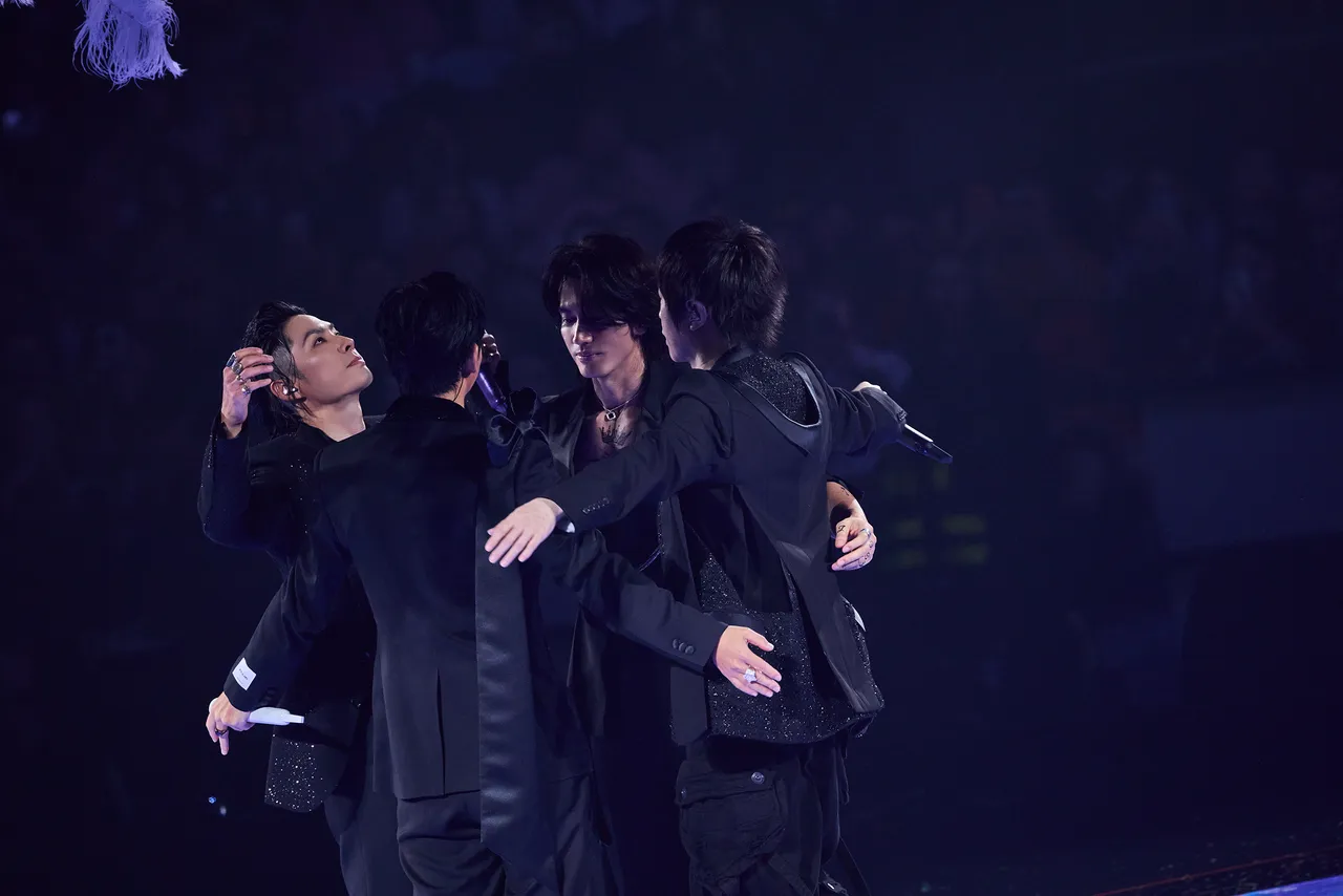 4人舞台相拥展现兄弟情。相信音乐提供