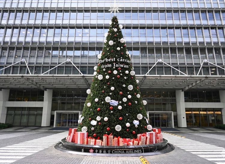 出國門第一棵聖誕樹!國航園區首度打造13.8公尺巨樹