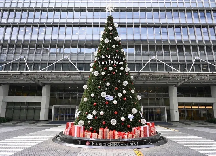 国航园区总部今年首度打造高达13.8公尺的巨型圣诞树。华航提供