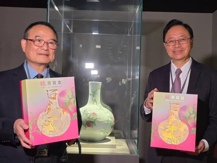 桃园市长张善政和国立故宫博物院长萧宗煌共同推荐「桃茶宝盒」。桃园市府提供