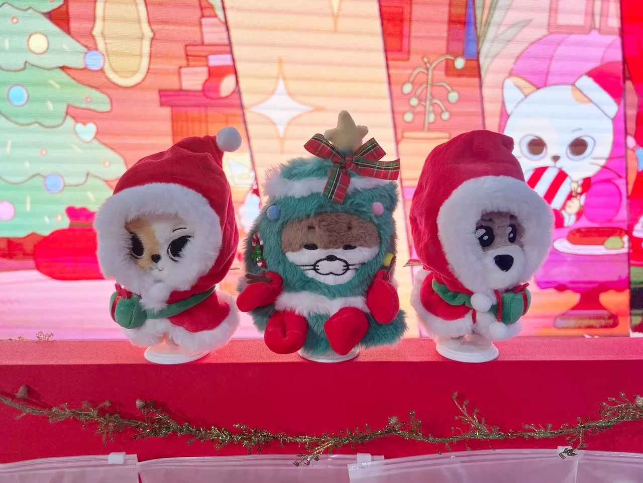 圣诞老人衣服、圣诞树造型玩偶衣。陈薇安摄