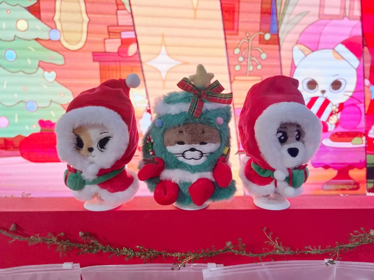 聖誕老人衣服、聖誕樹造型玩偶衣。陳薇安攝