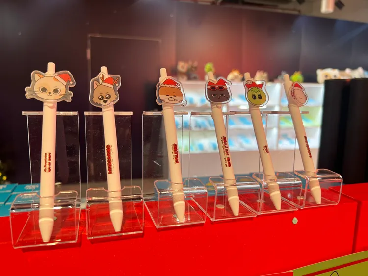 聖誕造型原子筆是台北限定商品。陳薇安攝
