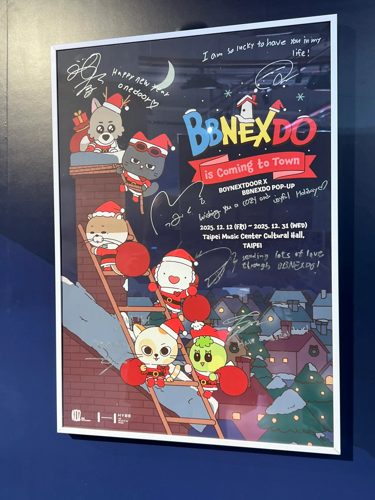 现场展示BOYNEXTDOOR成员亲笔签名海报。陈薇安摄