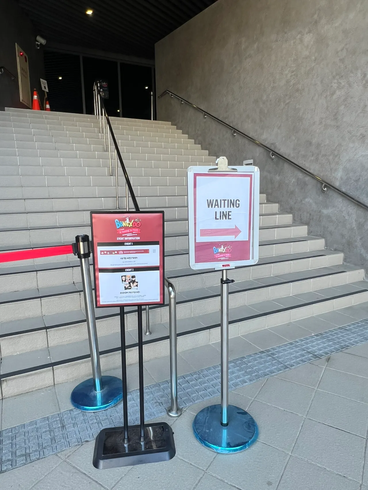 BOYNEXTDOOR快闪店BBNEXDO在台北流行音乐中心文化馆2楼户外天桥展出。陈薇安摄