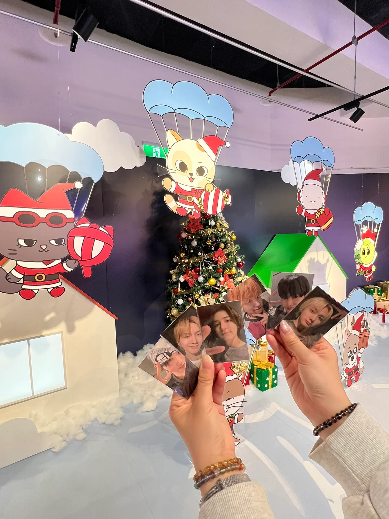 购物满千就能获得成员小卡一张，随机赠送。陈薇安摄