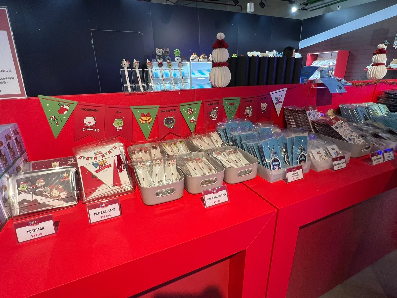 BBNEXDO这次带著圣诞明信片、原子笔、下雪钥匙圈等台北限定商品来台。陈薇安摄
