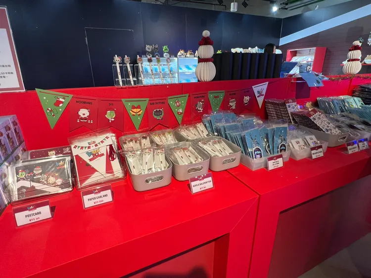 BBNEXDO這次帶著聖誕明信片、原子筆、下雪鑰匙圈等台北限定商品來台。陳薇安攝