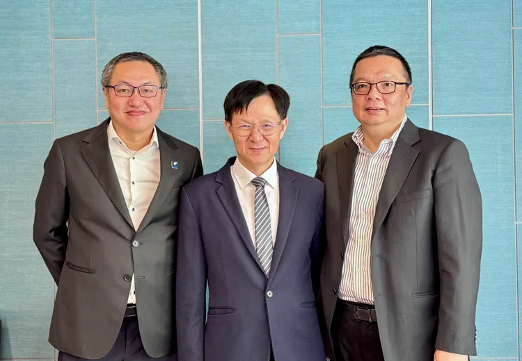 图中为圣晖总经理赖铭昆、图右为朋亿总经理马蔚、图左为锐泽总经理周谷桦。圣晖提供