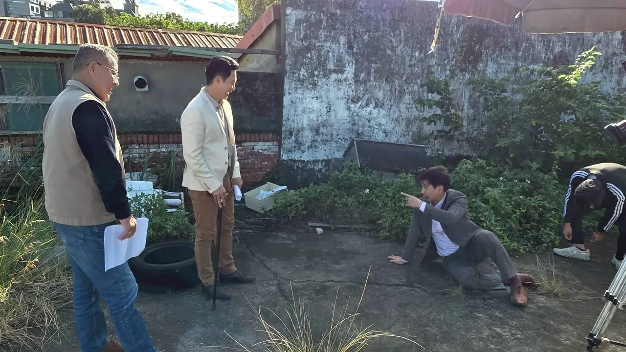 翁家明飾演的反派遭到報應，被打趴在地板。民視提供