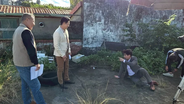 翁家明飾演的反派遭到報應，被打趴在地板。民視提供