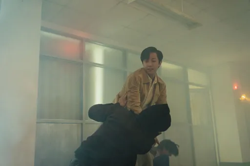 振永闯警局一打五展俐落身手　300临演上阵惊见「石头雨」