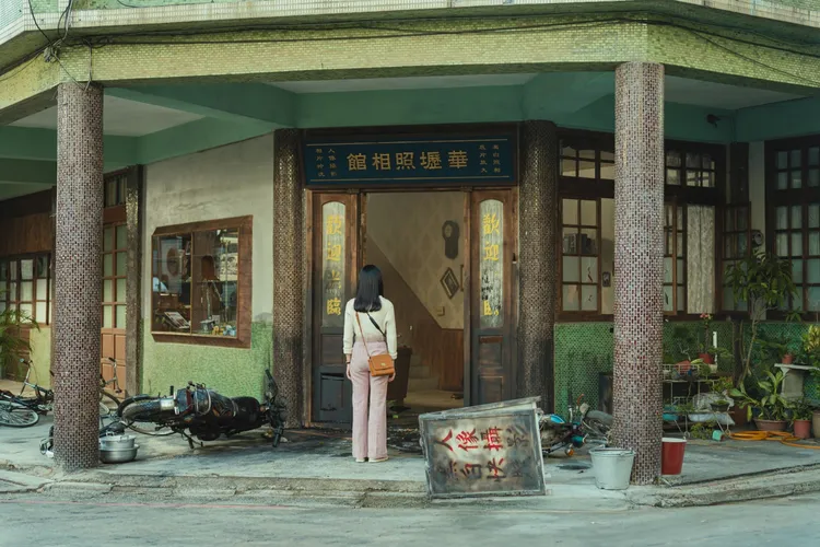 片中相館拍攝地在中壢，且該棟大樓恰巧也是1977年完工，原是一間早餐店，相當有緣分。瀚草文創GrX STUDIO提供