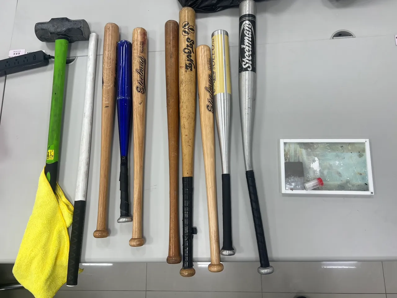 汽车美容厂内查扣武士刀、球棒及毒品。民众提供