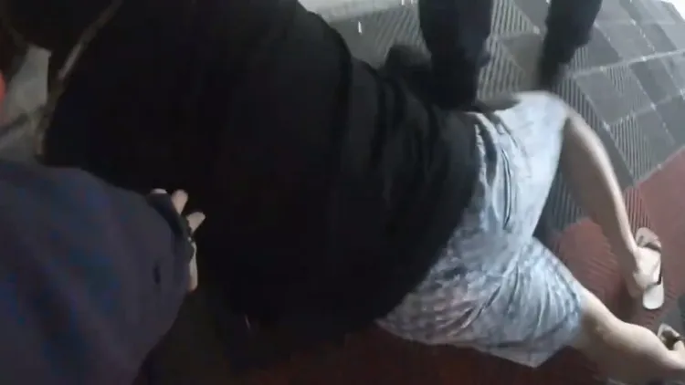 台中市东区1家汽车美容厂因债务纠纷引发斗殴，警方到场逮捕主嫌洪男等7人。民众提供