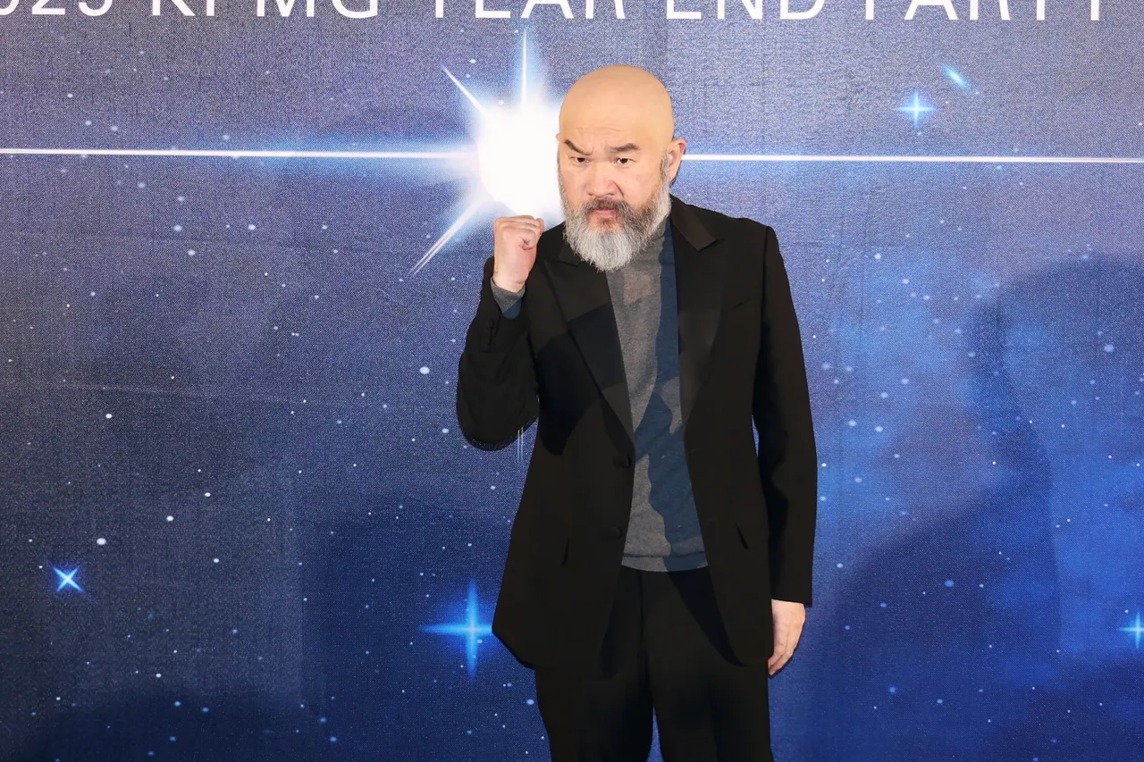 辛龙今天的演出衣服是女儿帮忙挑选的。庄宗达摄