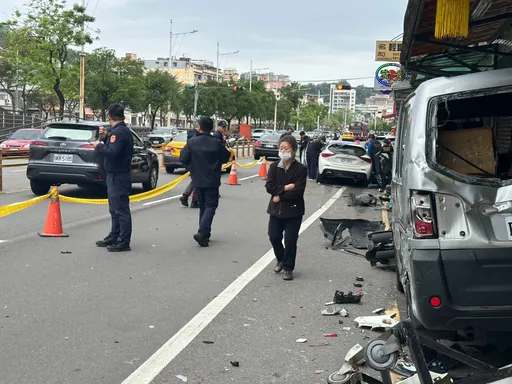 疑毒駕肇事！基隆轎車撞翻8機車　1行人遭波及亡