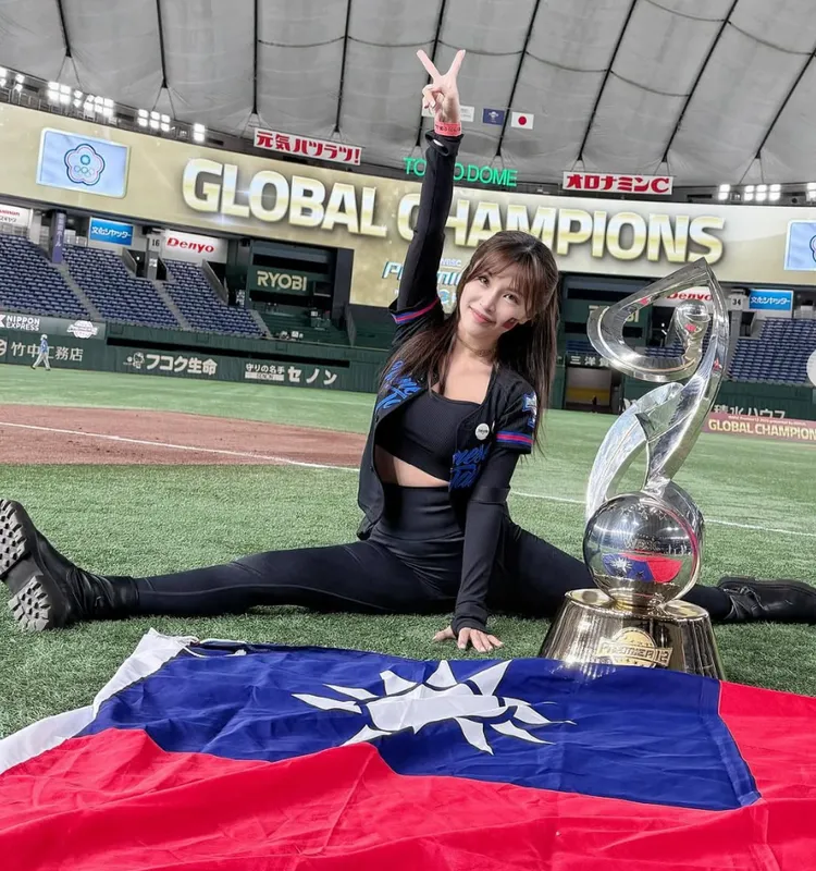 林倪安也被發現，以「非眷屬」身分出現在東京巨蛋，還高調拿著冠軍獎牌與國旗拍照。翻攝自林倪安IG
