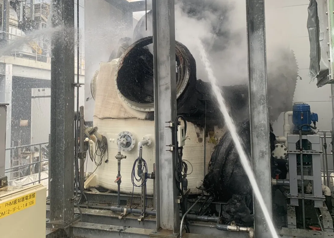 起火位置疑似是光阻剂管线，烧毁装修中无作业洗涤塔，所幸未造成人员伤亡。翻摄照片